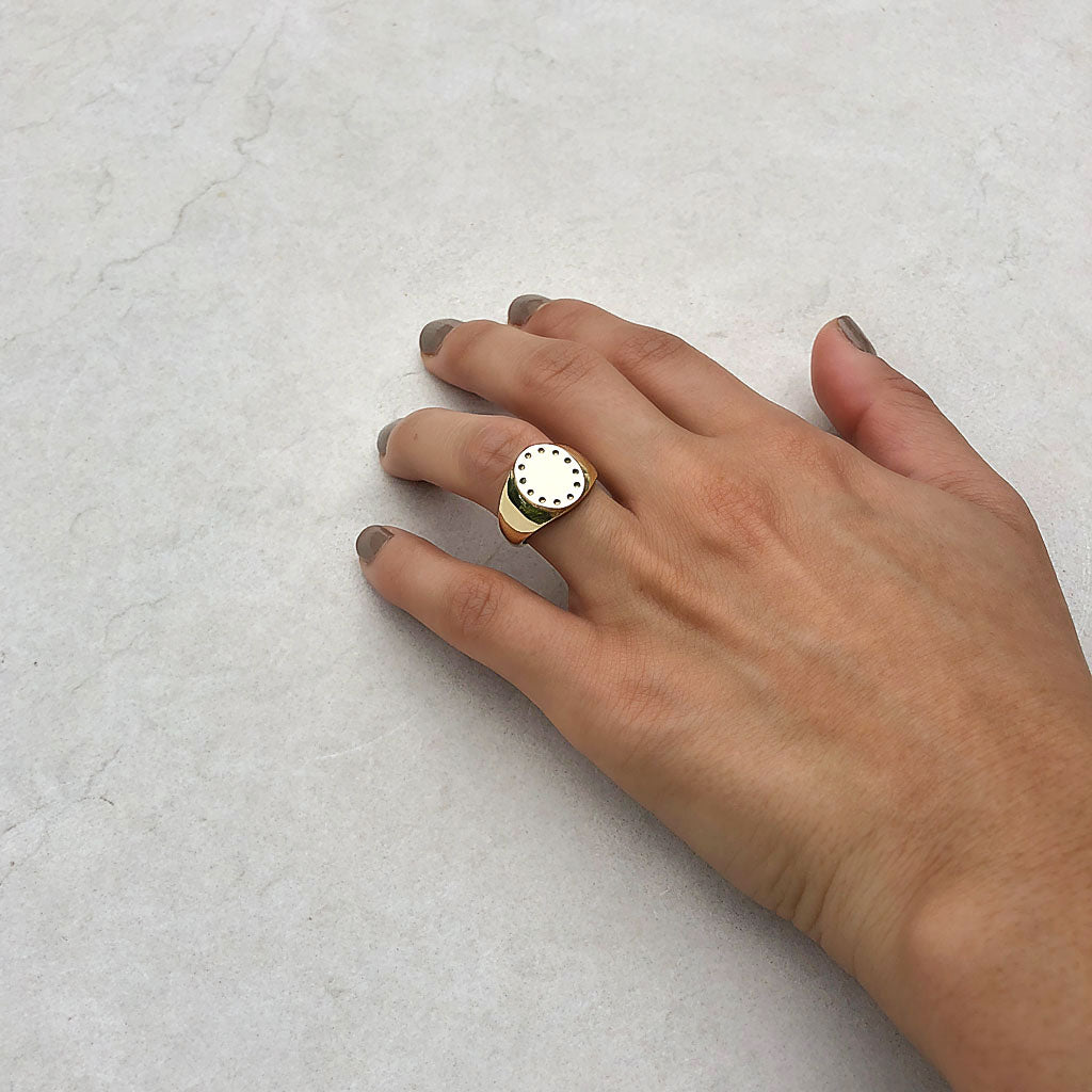 anillo familiar ovalado signet dorado