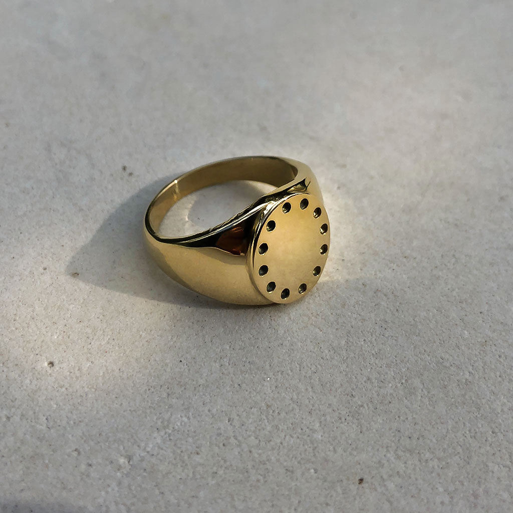 anillo familiar ovalado signet dorado