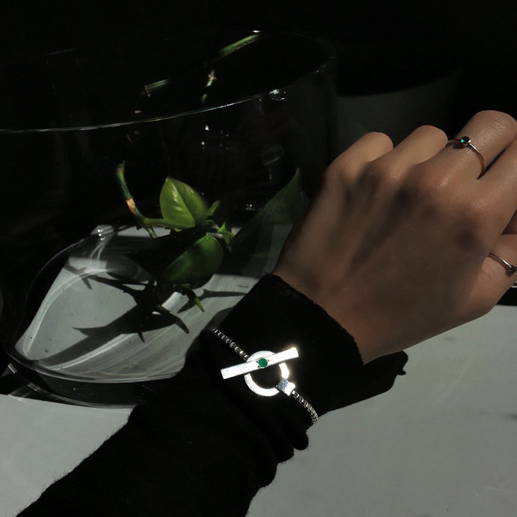 Pulsera Esset de plata con esmeralda colomniana joyeria minimalista