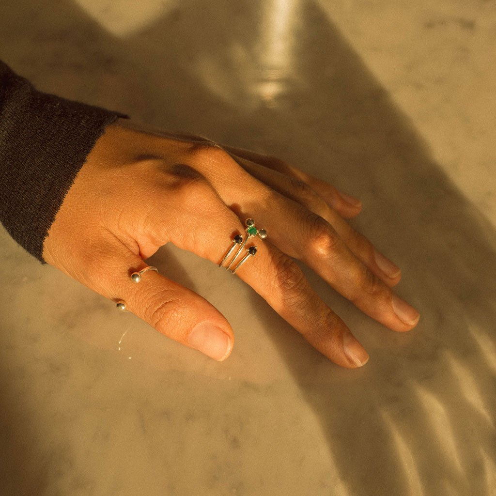 anillos de moda apilables en plata esmeralda colombiana ana buendia