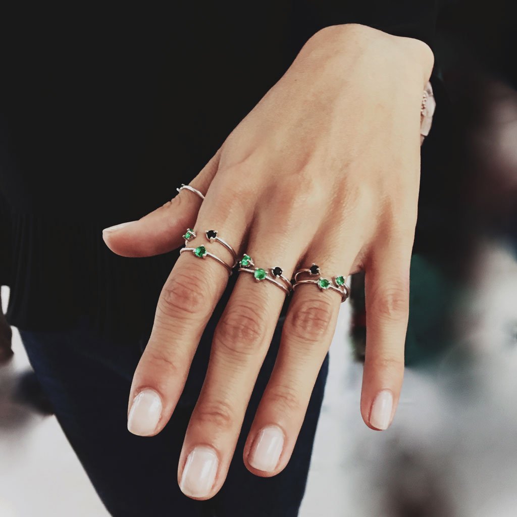 anillos delgados de moda en plata con esmeraldas colombianas