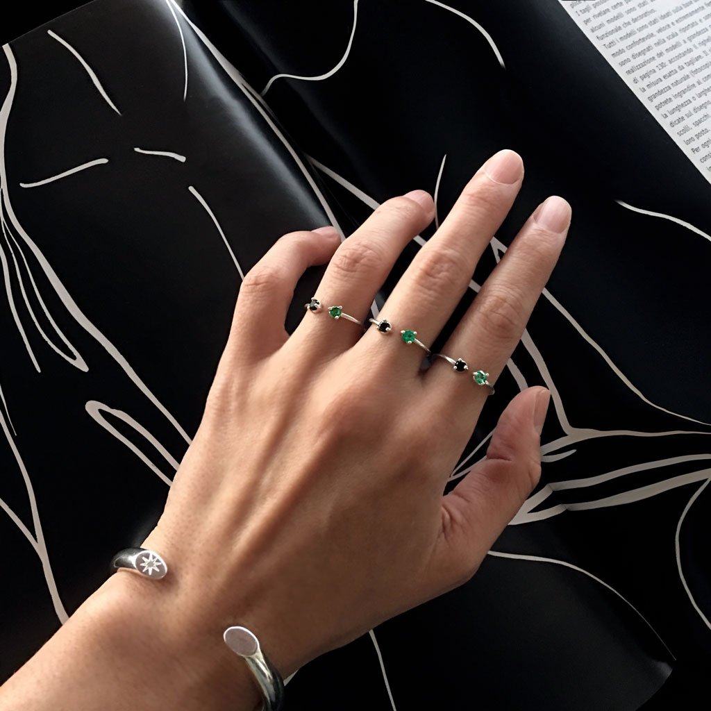 anillo abierto de plata con esmeralda colombiana joyeria