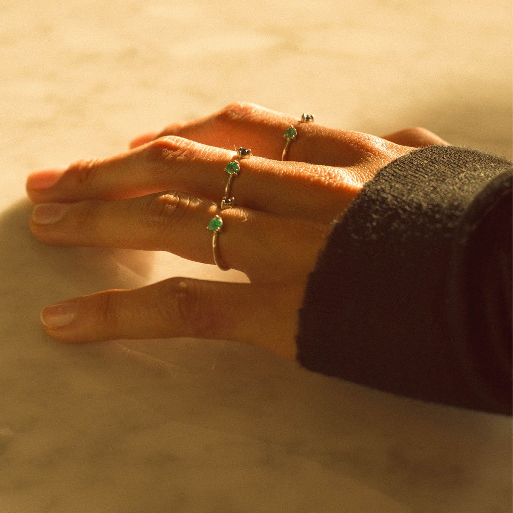 anillo abierto de plata con esmeralda colombiana joyeria