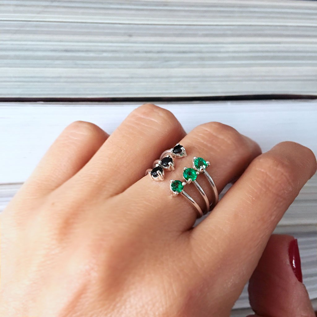 anillos apilables de esmeraldas joyas minimalistas colombia
