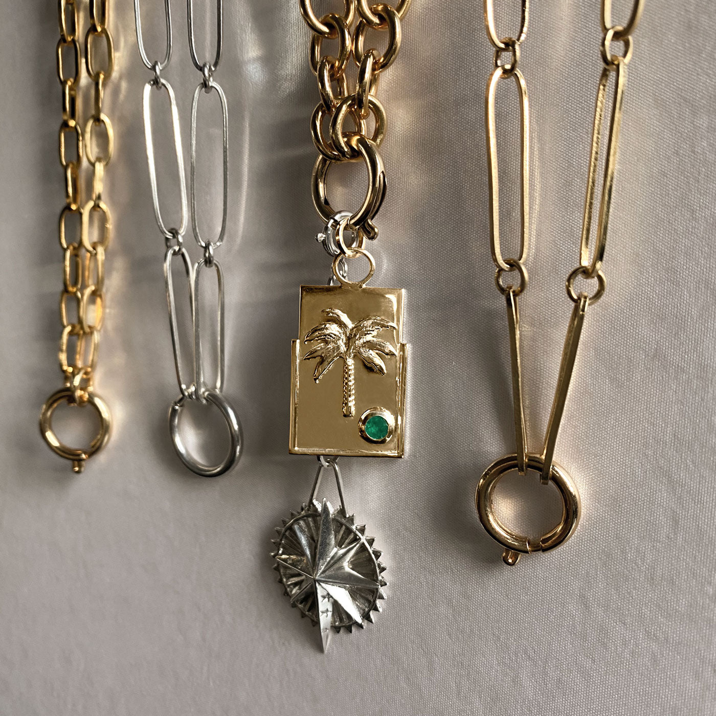 cadena plata gruesa corta y dije medallon de palmera con esmeralda colombiana y medallon de estrella grande