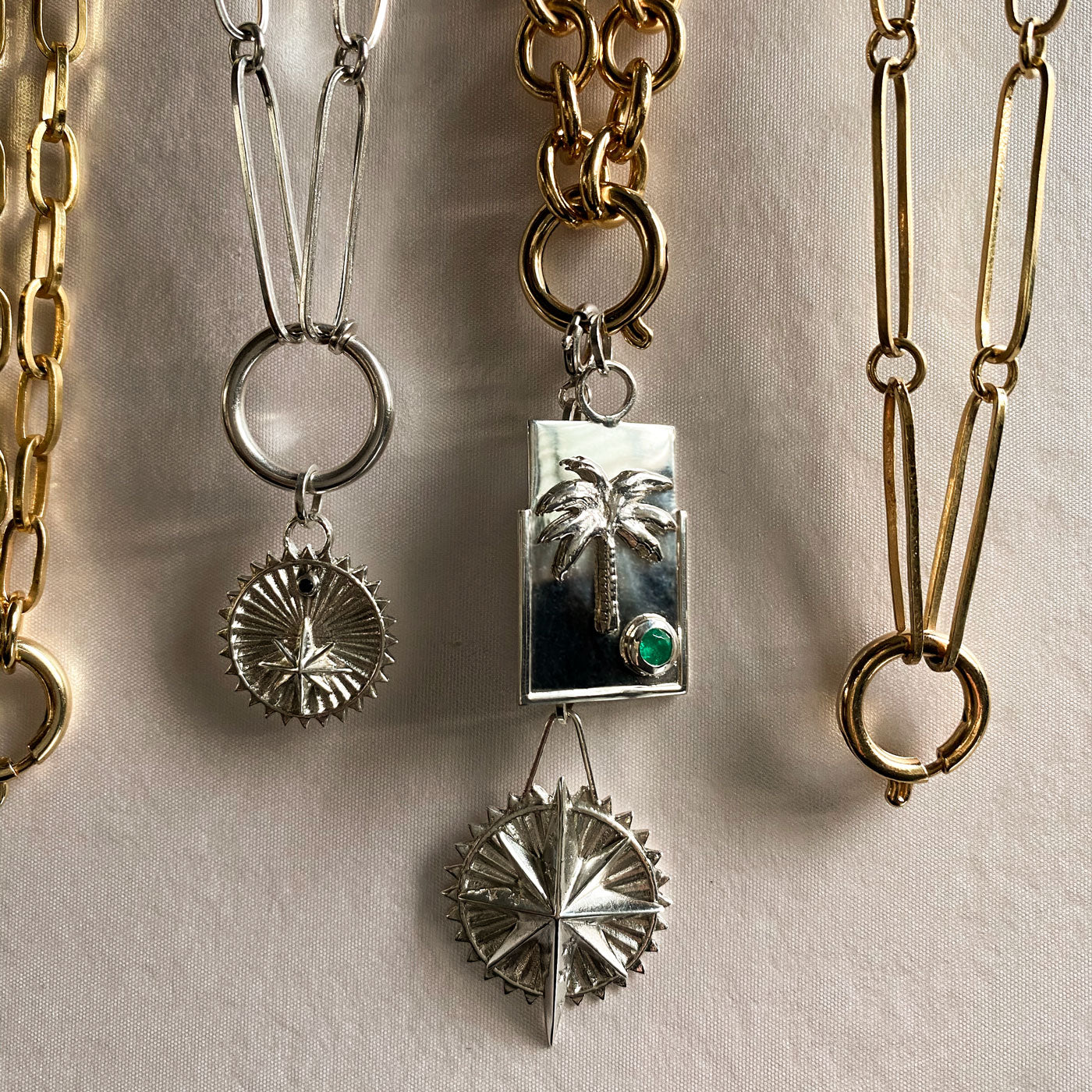 cadena en plata gruesa corta con dije de esmeralda y palmera cadena dorada gruesa dije de estrella grande intuicion