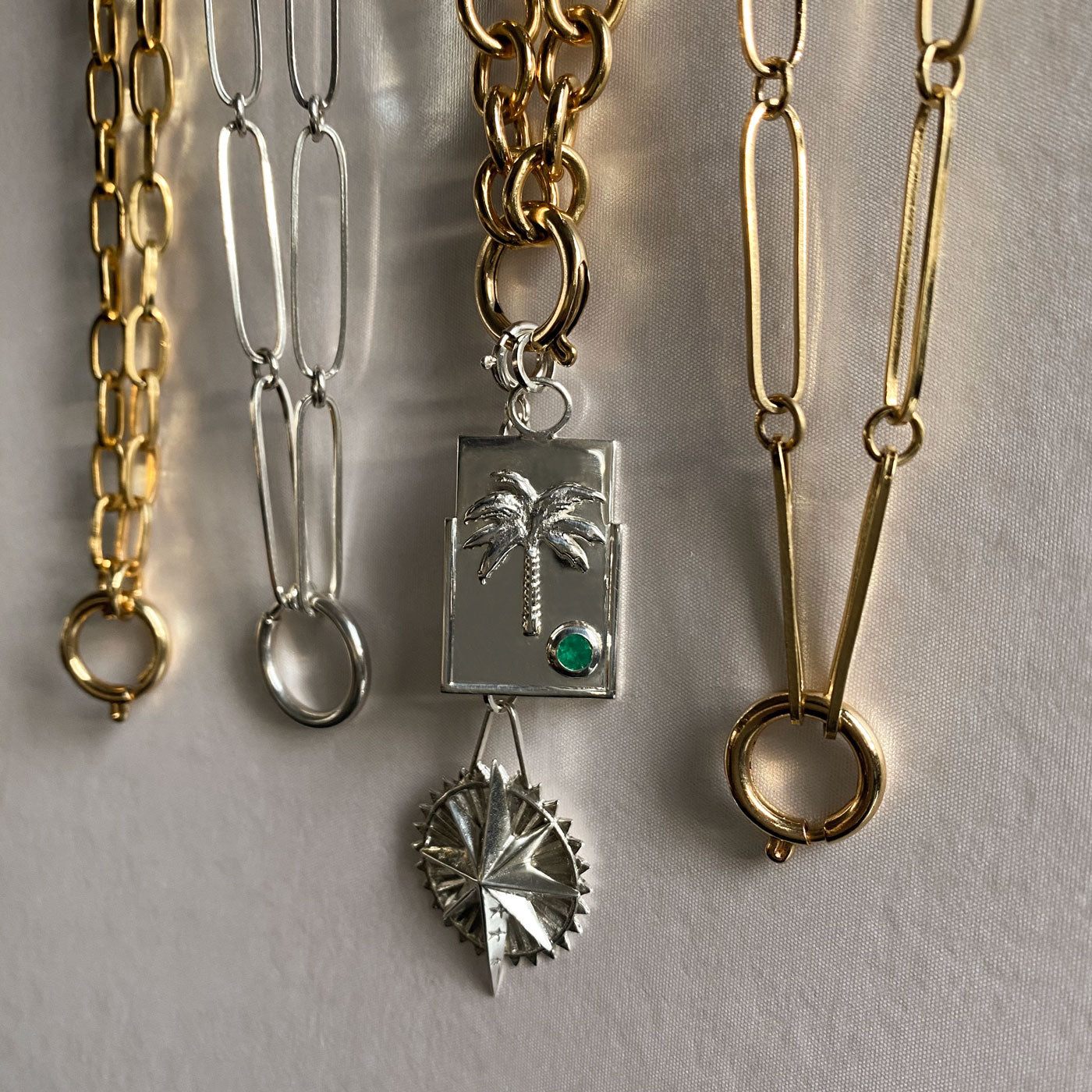 cadena en plata gruesa corta con dije de esmeralda y palmera cadena dorada gruesa dije de estrella grande intuicion