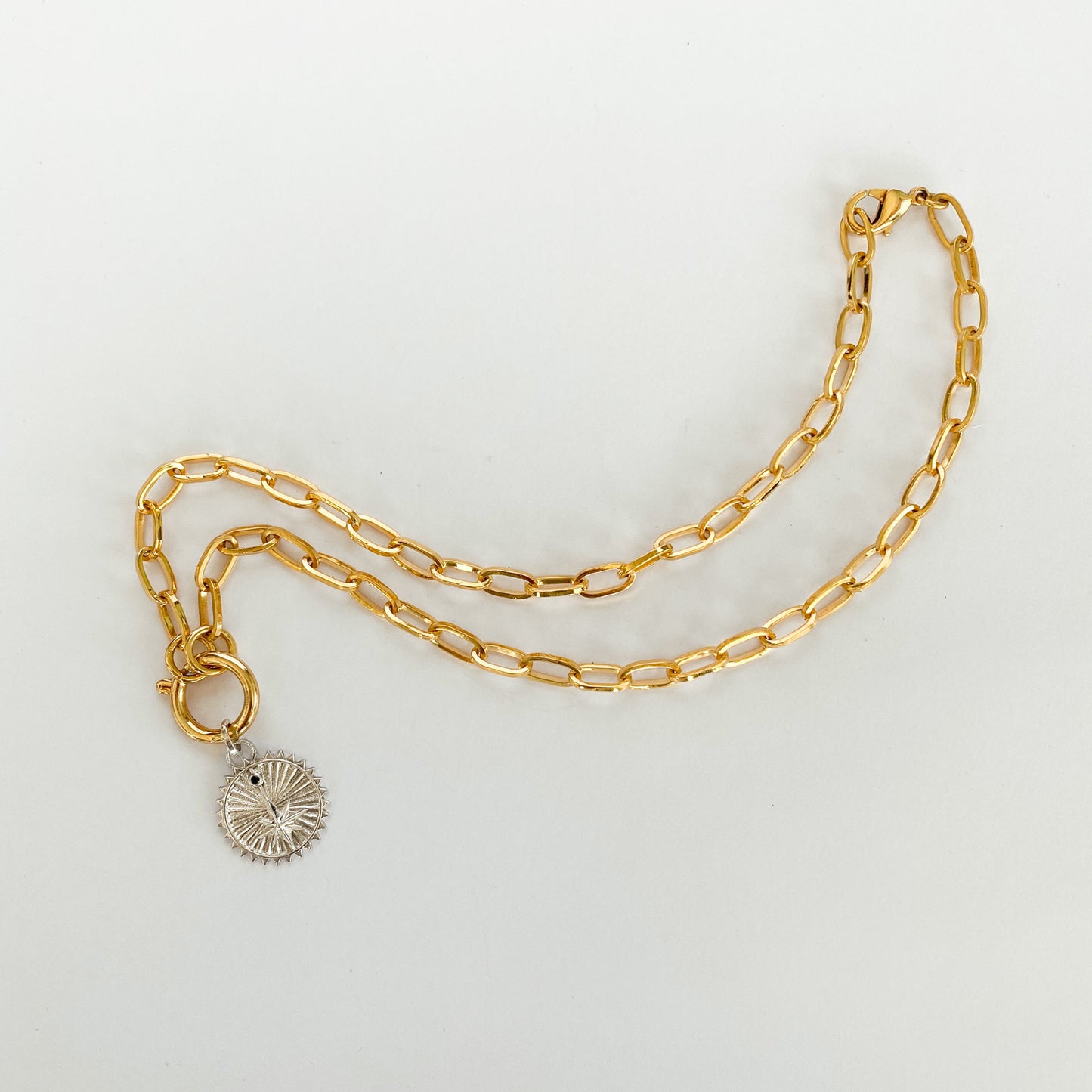 cadena oro dorada gruesa con argolla central lucky chain joyas colombia medallon estrellas