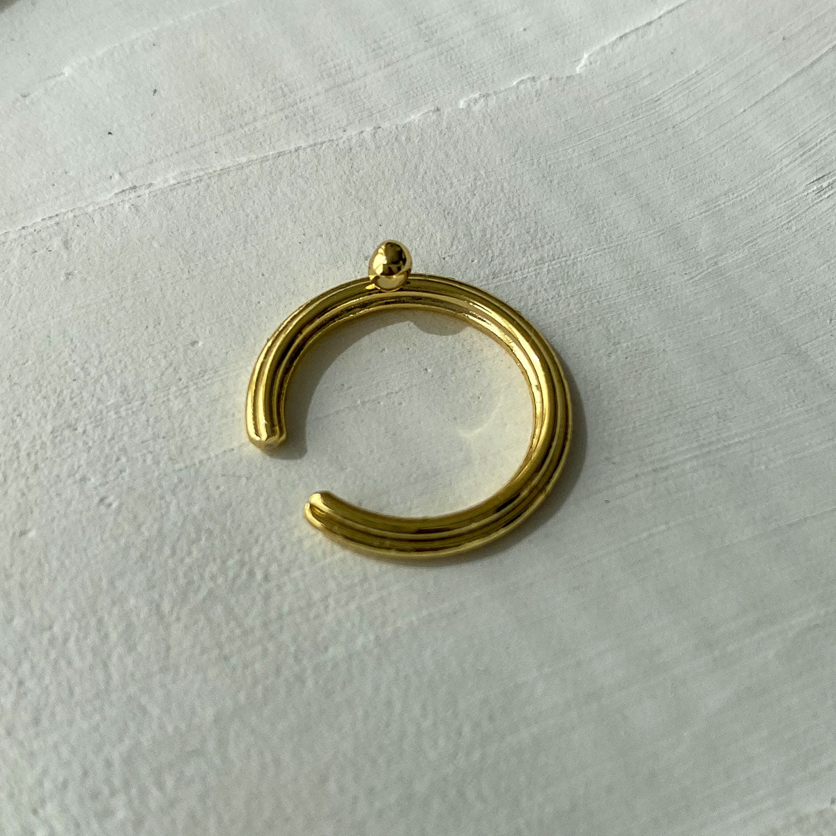 ear cuff plata oro elegante minimalista textura