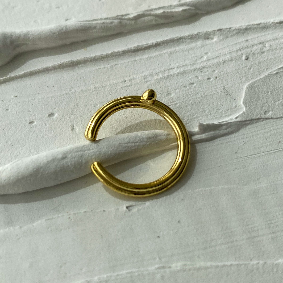 ear cuff plata oro elegante minimalista textura