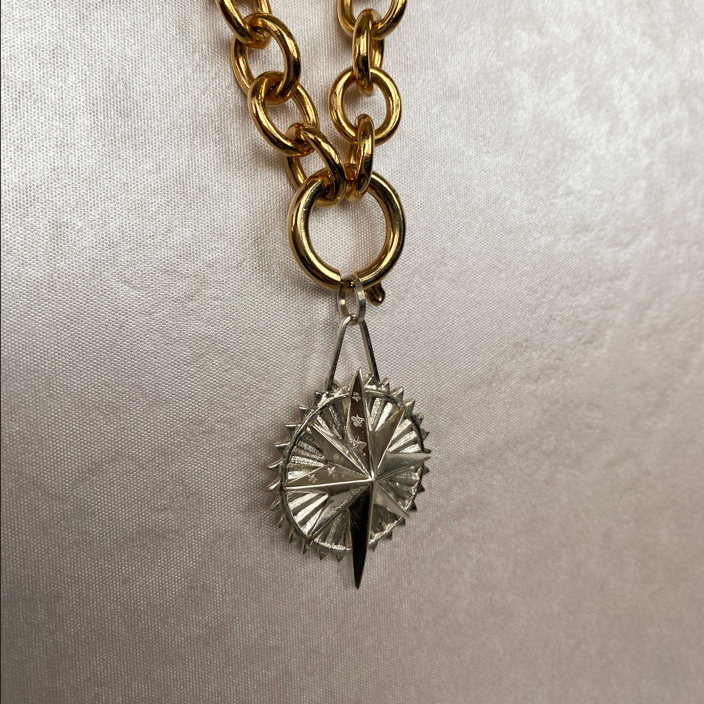 dijes-plata-estrellas-cadenas-gruesas-joyas-diseñadores-colombianos-conocimiento-ancestral