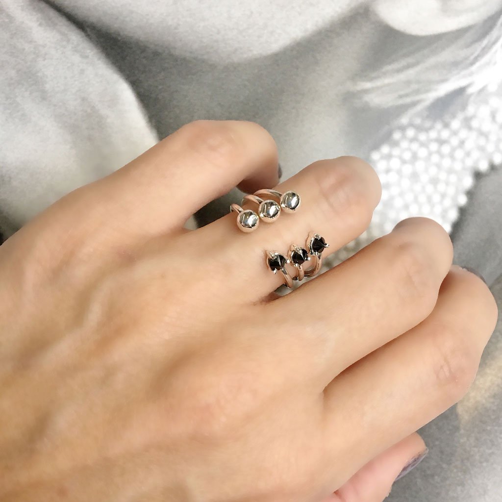 anillo abierto con esferas de plata y piedras preciosas negras ana buendia