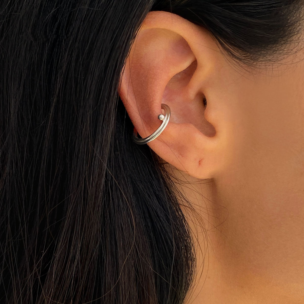 ear cuff plata lineas y esfera minimalista ana buendia