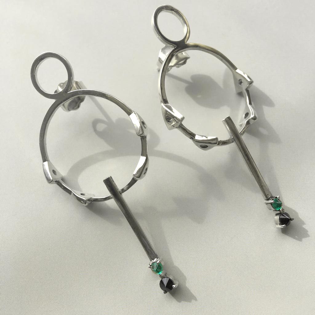 aretes minimalistas en plata con esmeraldas colombianas ana buendia
