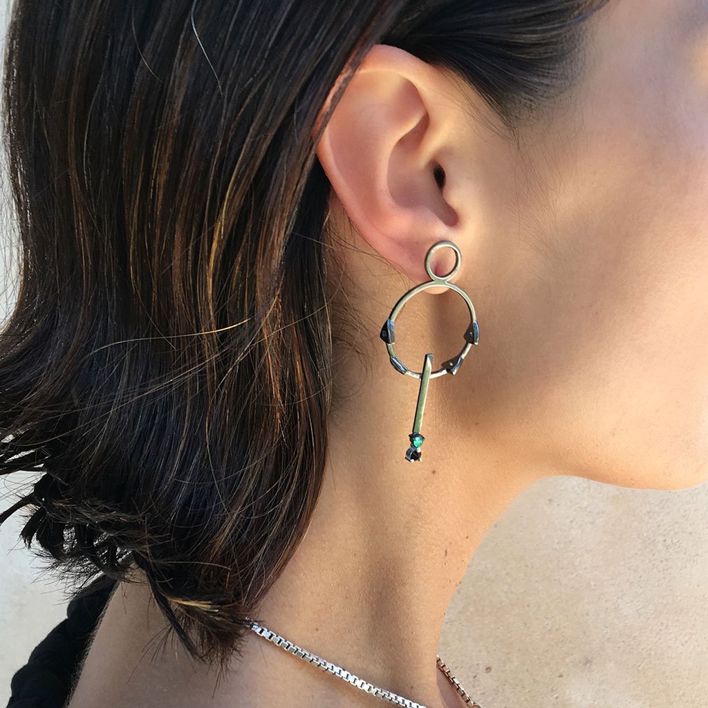 arete geometrico en plata negra con esmeraldas colombianas