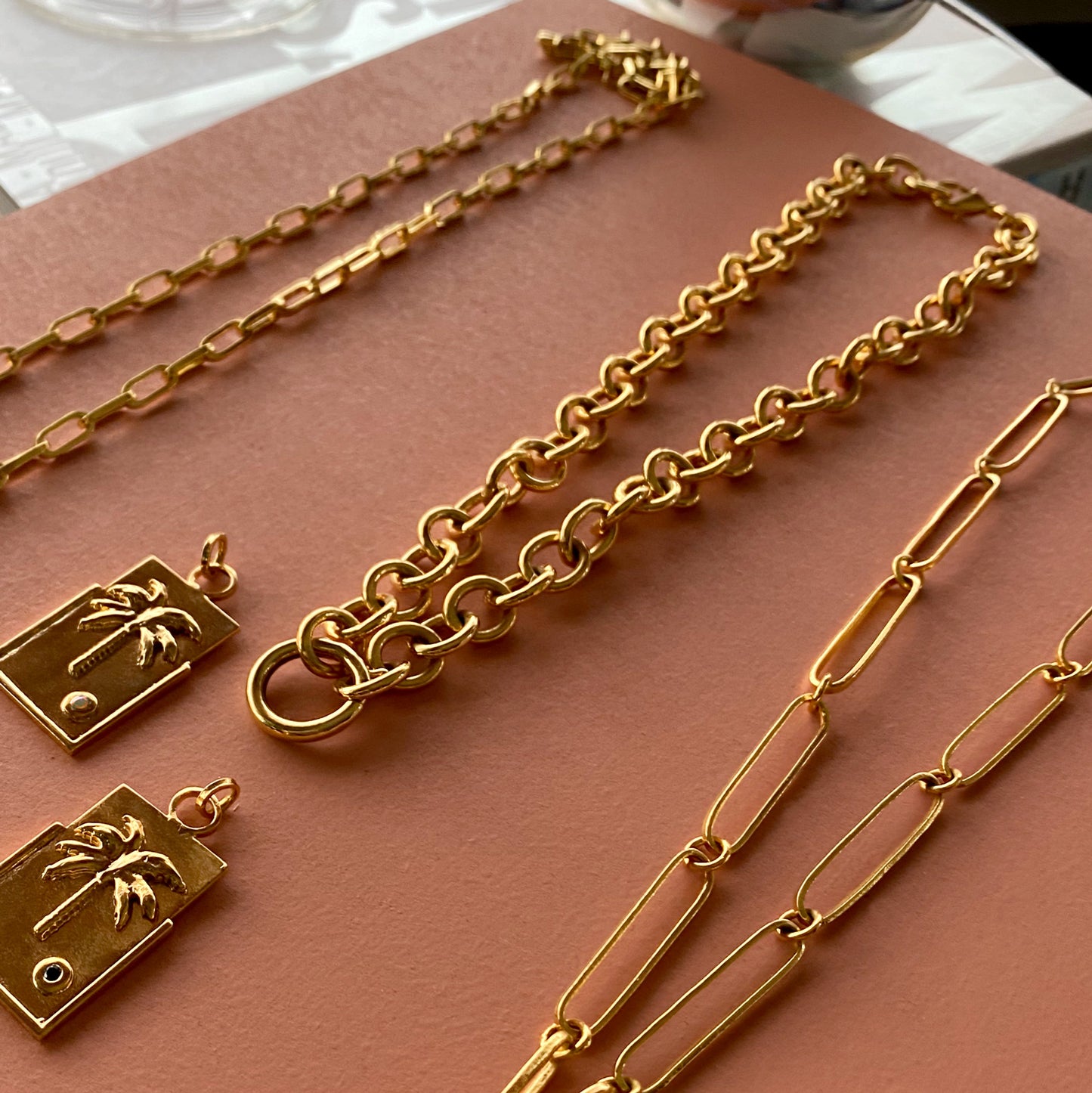 cadenas gruesas oro doradas medallones ana buendia joyas misticas