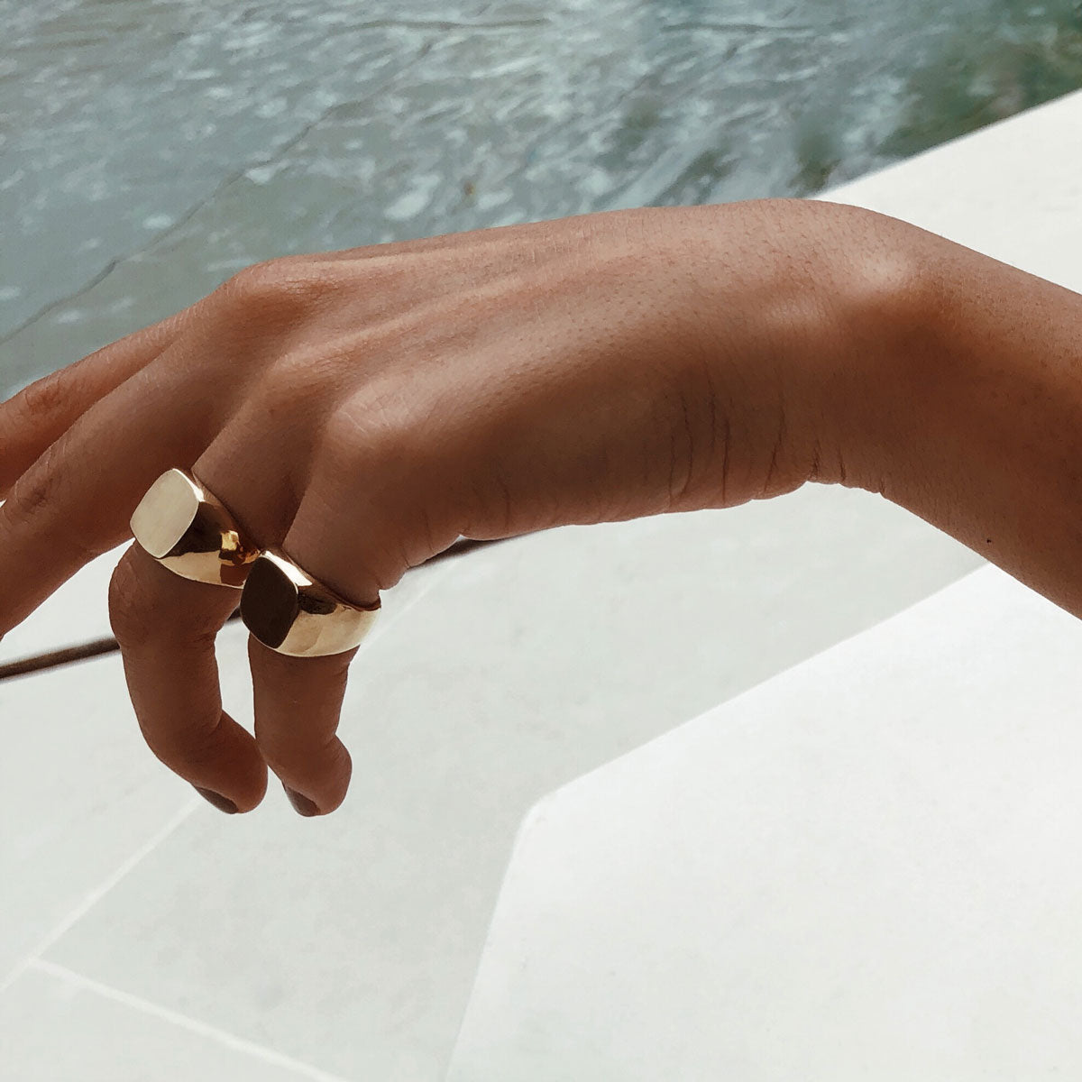anillo dorado cuadrado familiar signet grande