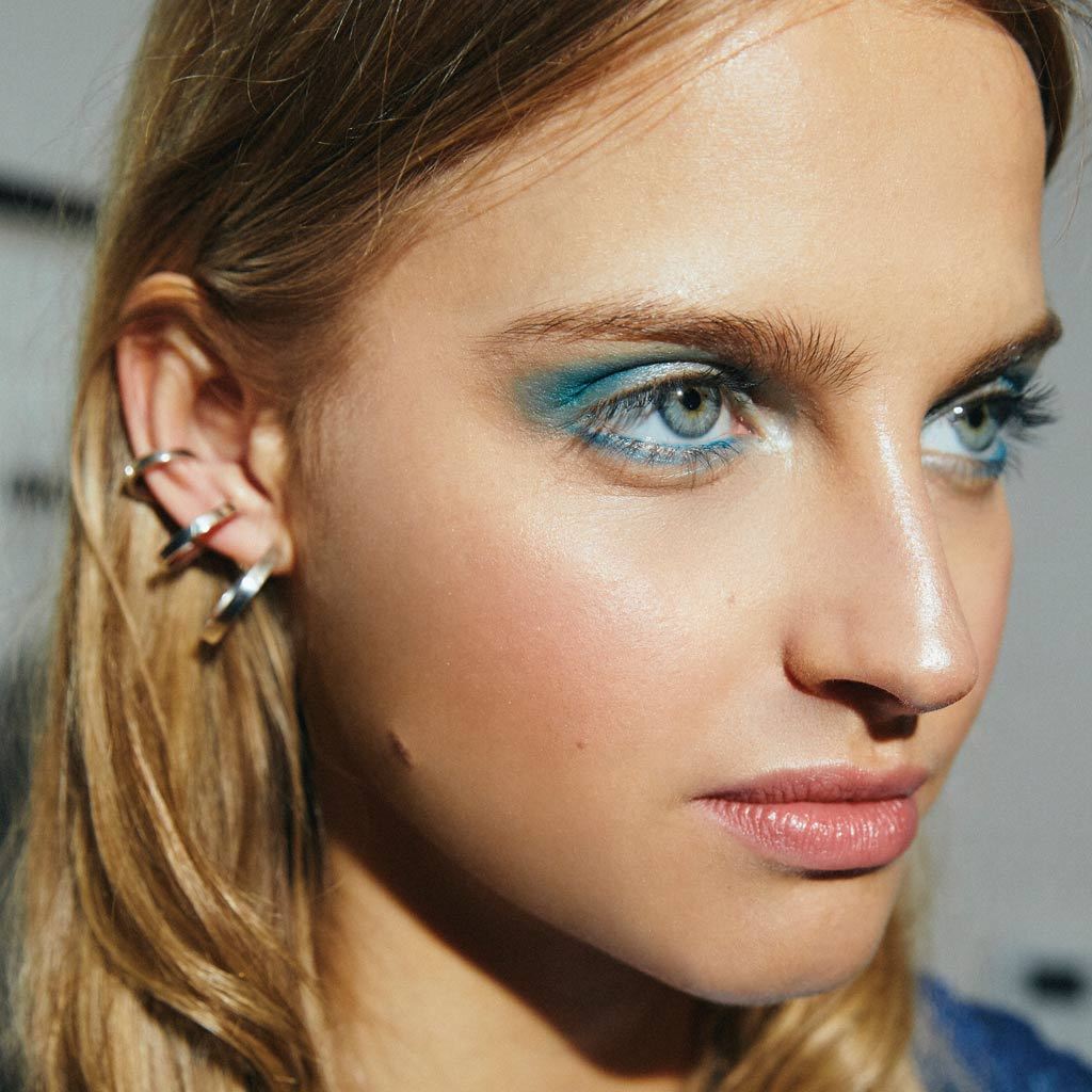 ear cuff de plata minimalista ana buendia diseñadora colombiana
