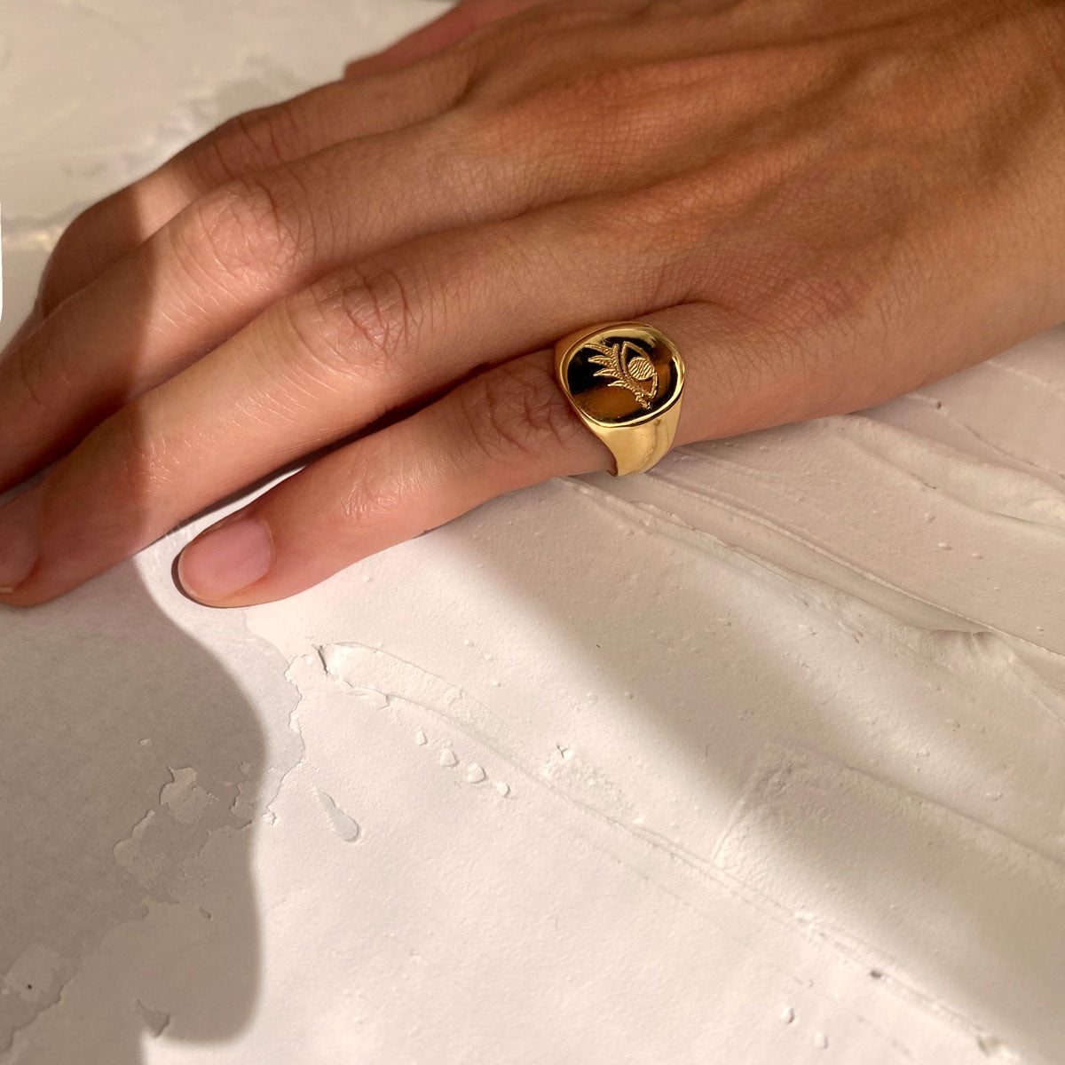 anillo ojo dorado signet grande dedo pequeño