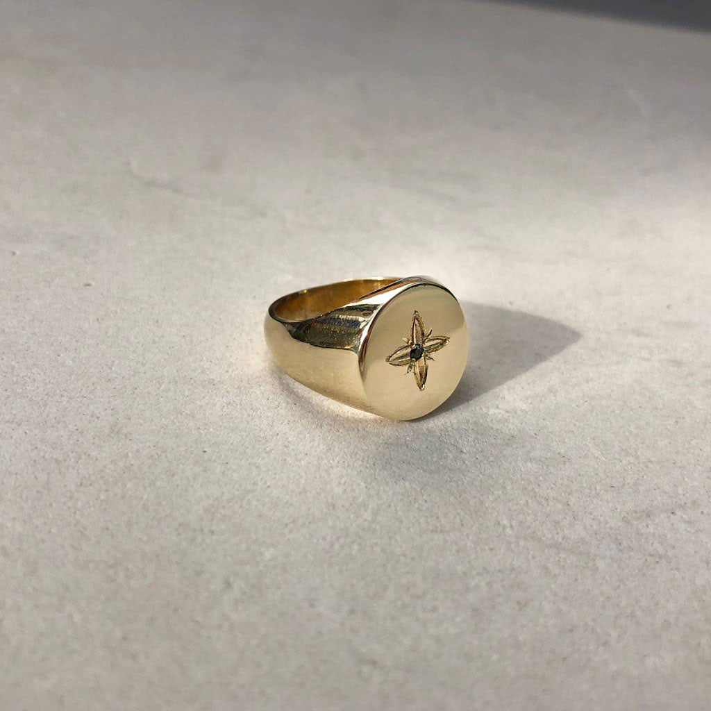 anillo familiar dorado grande estrella piedra negra joyas colombianas