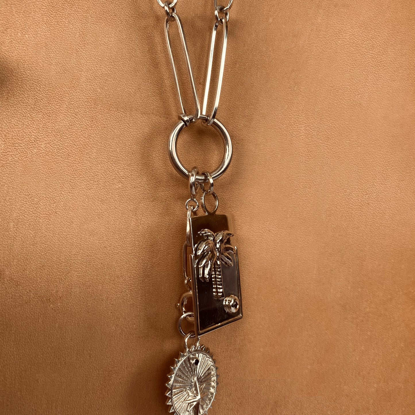 cadena en plata gruesa corta medallones y dijes de plata joyas plata colombia