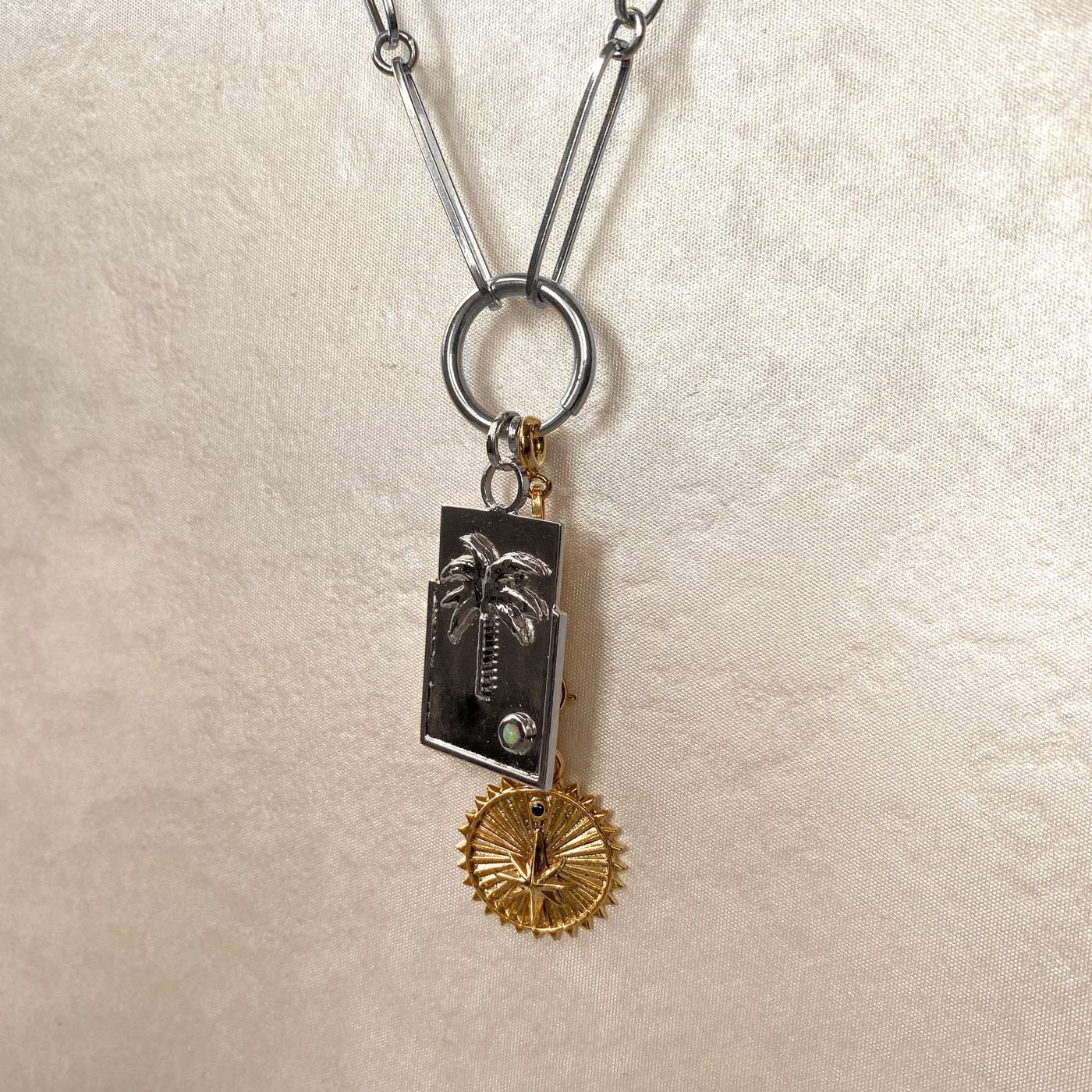 cadena en plata gruesa corta con medallones dijes joyas misticas intuicion