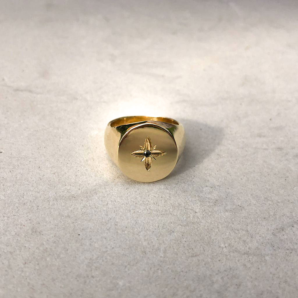 anillo familiar dorado grande estrella piedra negra joyas colombianas