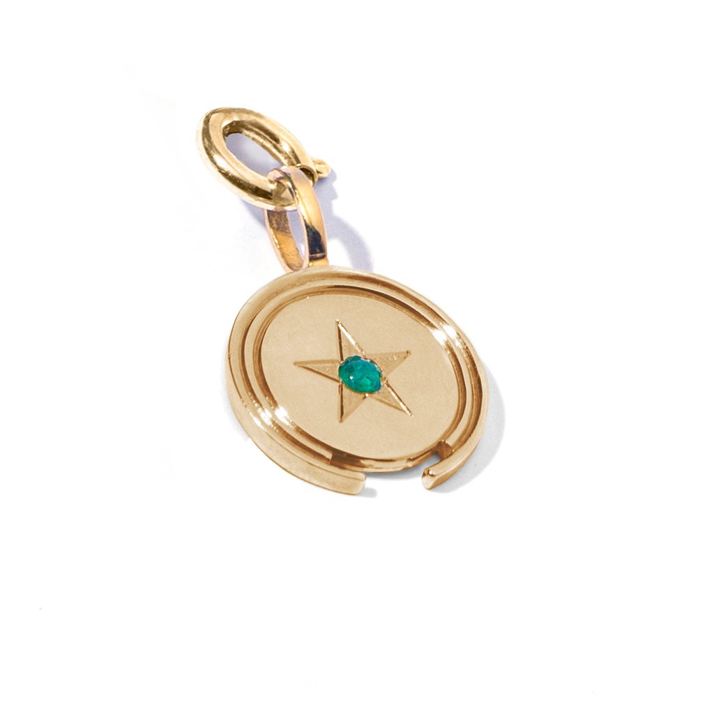 moneda en plata bañada en oro con esmeralda colombiana