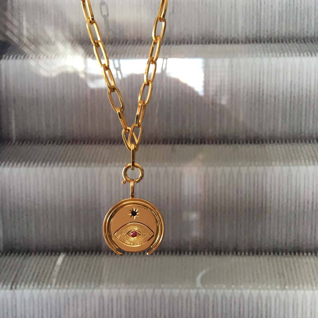 cadena gruesa en plata con baño de oro y moneda sohum ana buendia