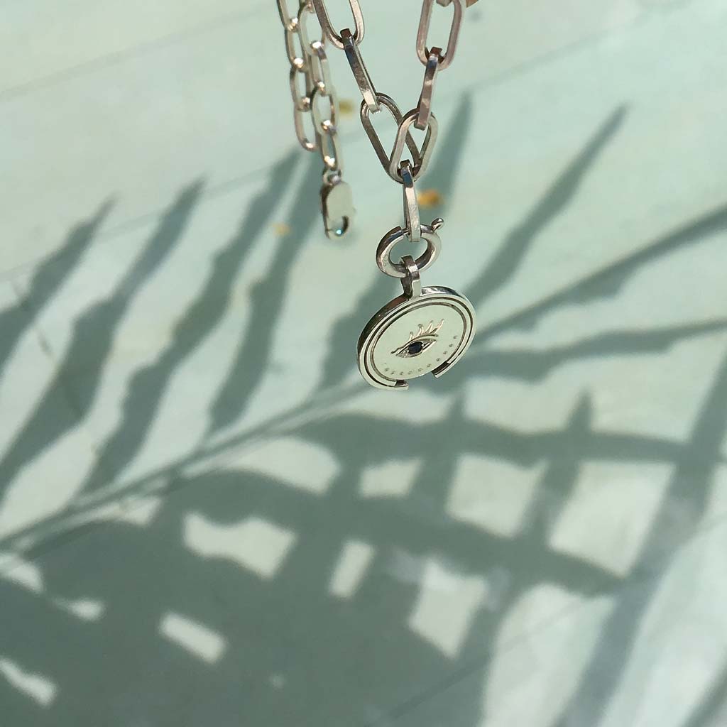 moneda sohum plata ojo hecho a mano cadena en plata gruesa ana buendia