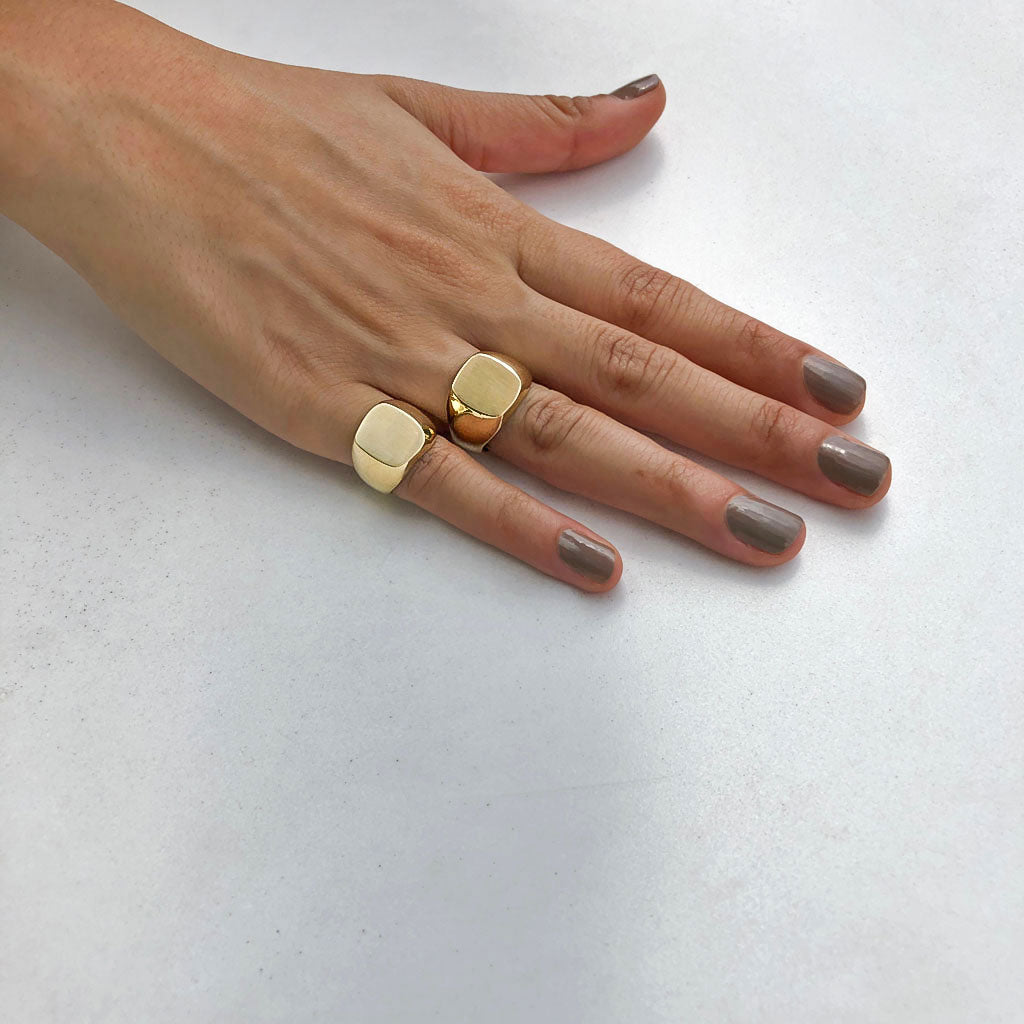 anillo signet de familia dorado de moda cuadrado