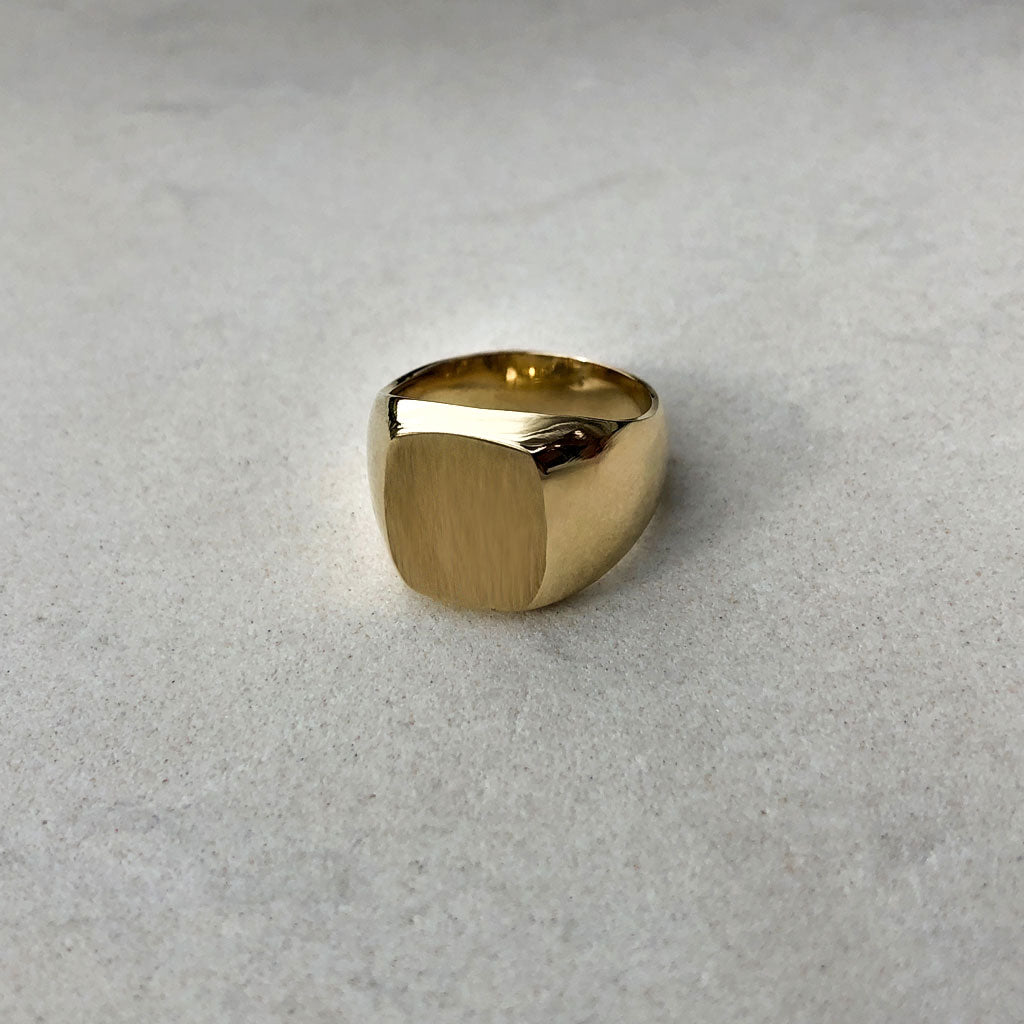 anillo signet de familia dorado de moda