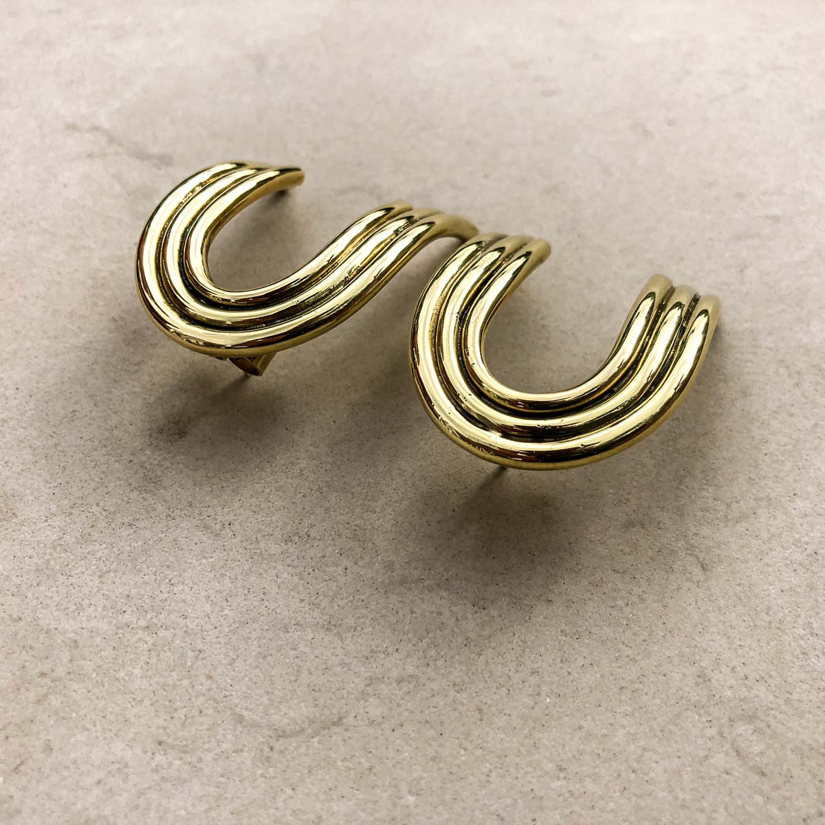 Aretes retro minimalistas oro 24k joyas colombianas