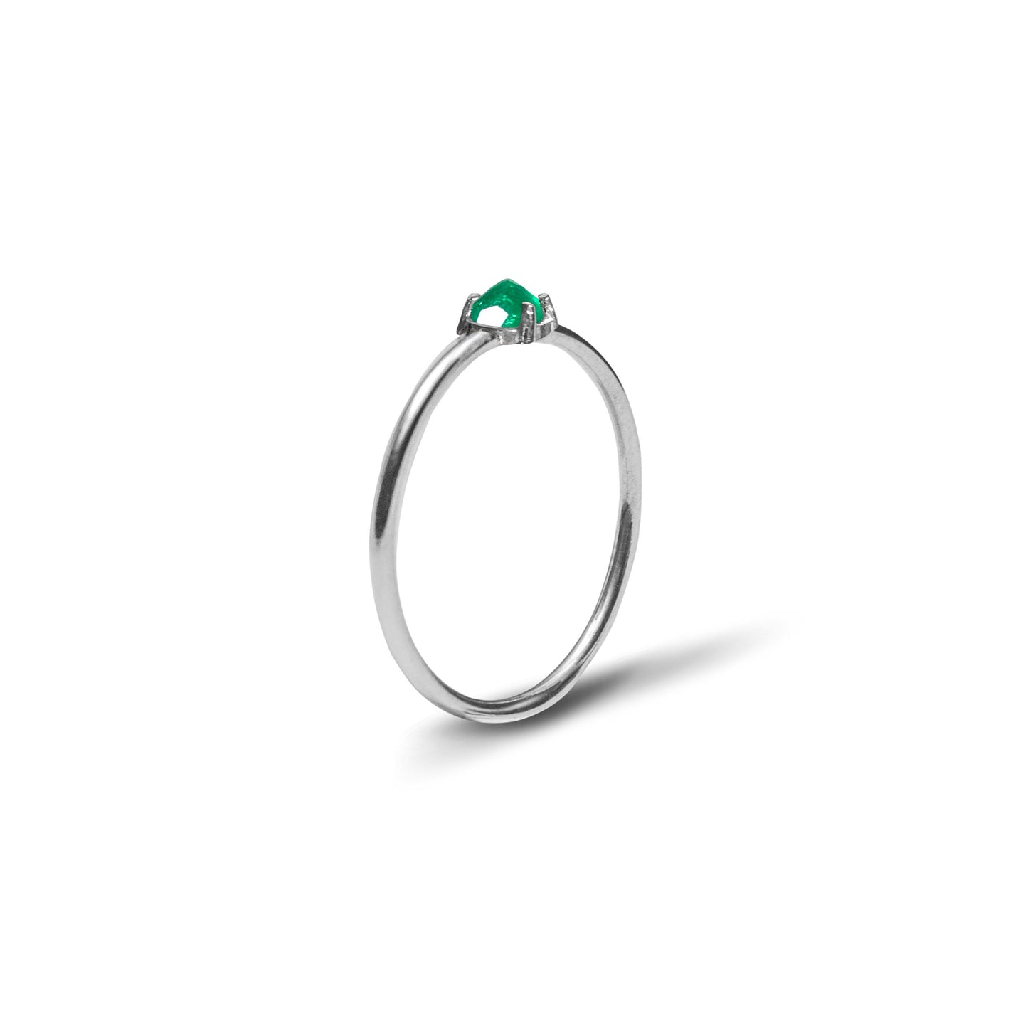 anillo delgado de plata de moda esmeralda colombiana 