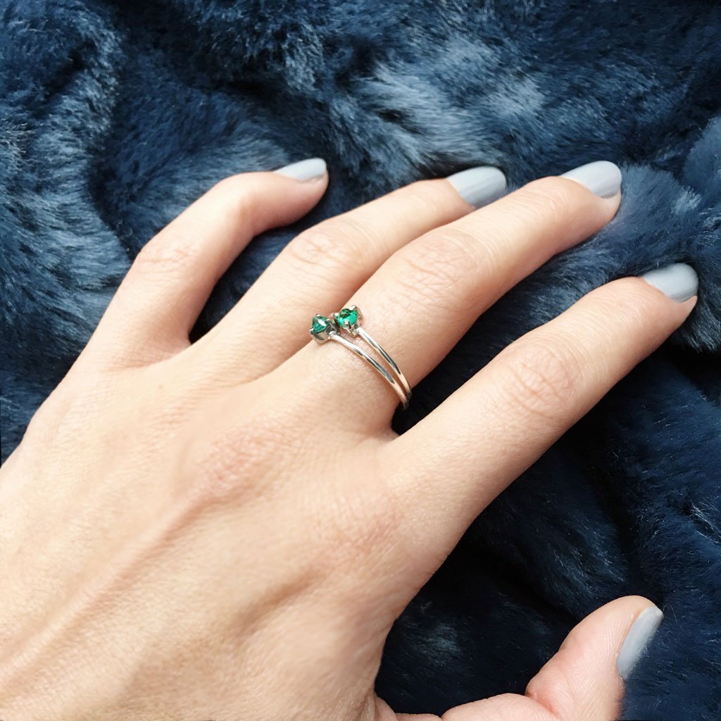 anillo delgado de plata apilable de esmeralda colombiana ana buendia joyas