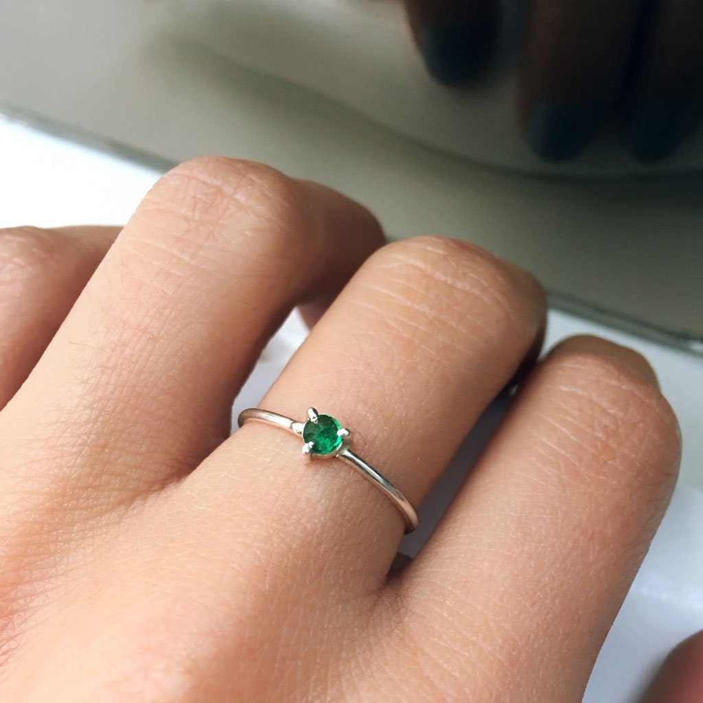 anillo delgado delicado de moda con esmeralda colombiana