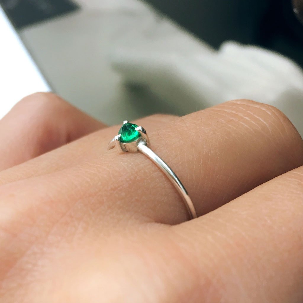 anillo de plata con esmeralda boca arriba
