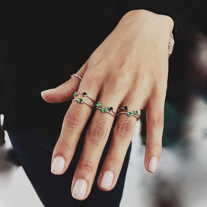 anillos delgados de moda en plata con esmeraldas colombianas 