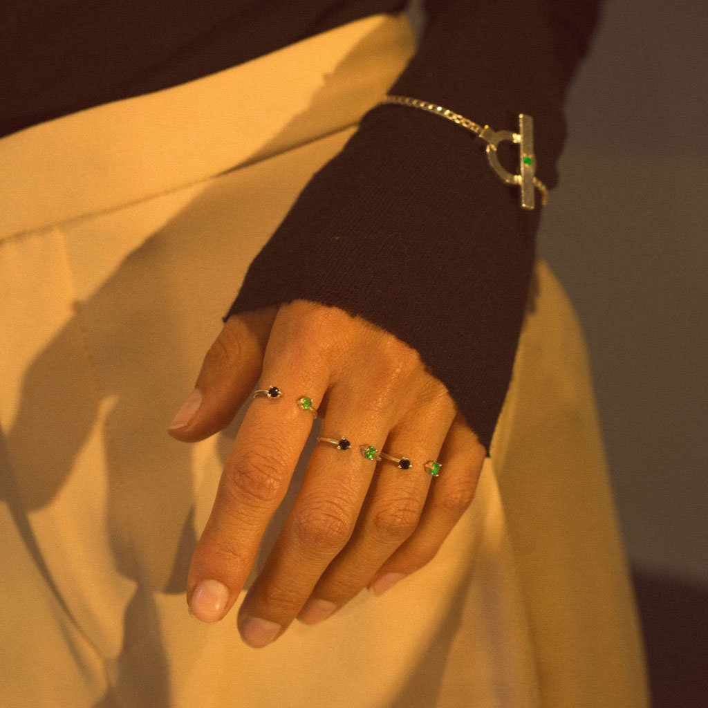 anillos de plata con esmeralda colombiana joyeria minimalista