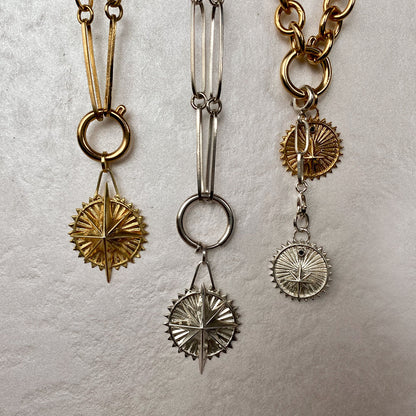 cadenas en plata y oro con dijes y medallones diseladores colombianos joyas misticas