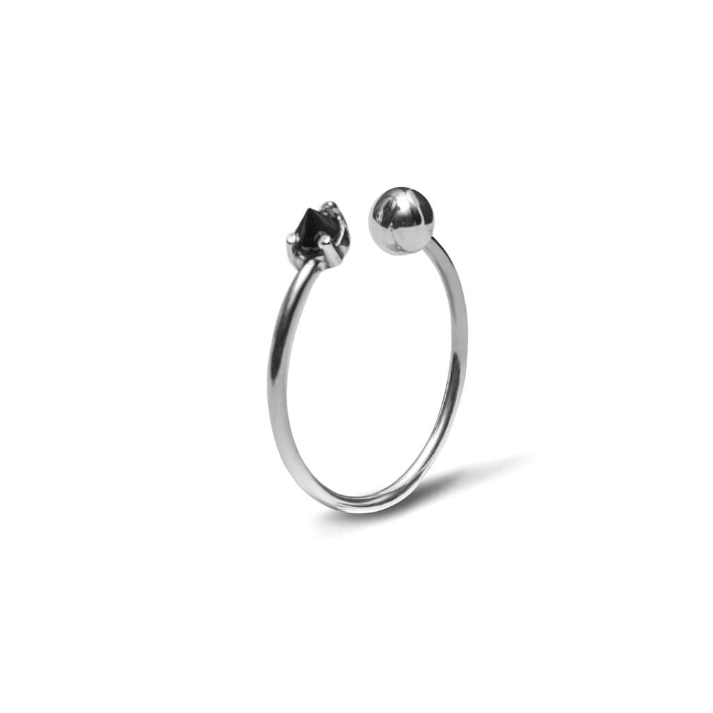 anillo delgado de plata con piedra negra 