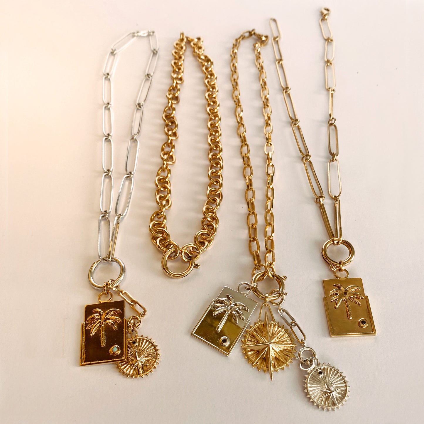 cadenas gruesas oro doradas medallones ana buendia joyas misticas