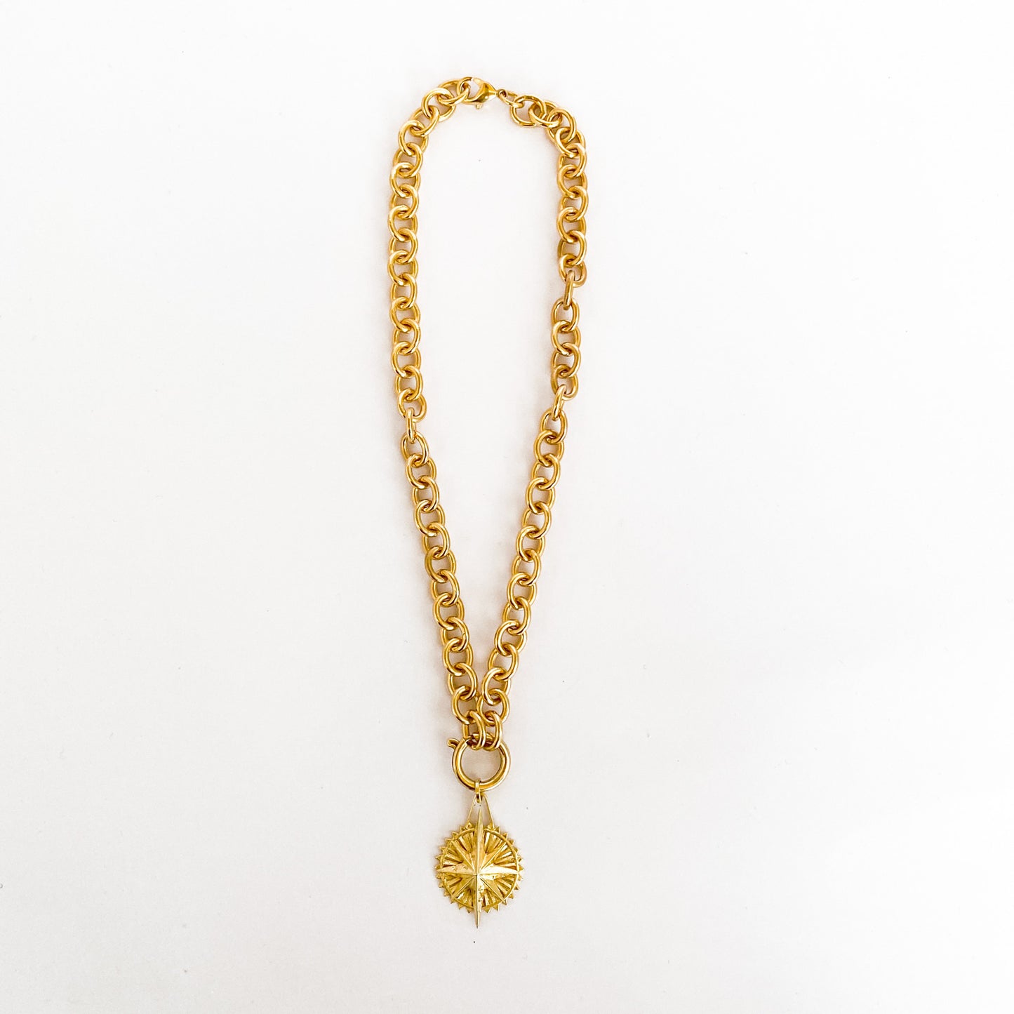 cadena gruesa dorada y medallon de estrella joyas misticas diseñadores colombianos