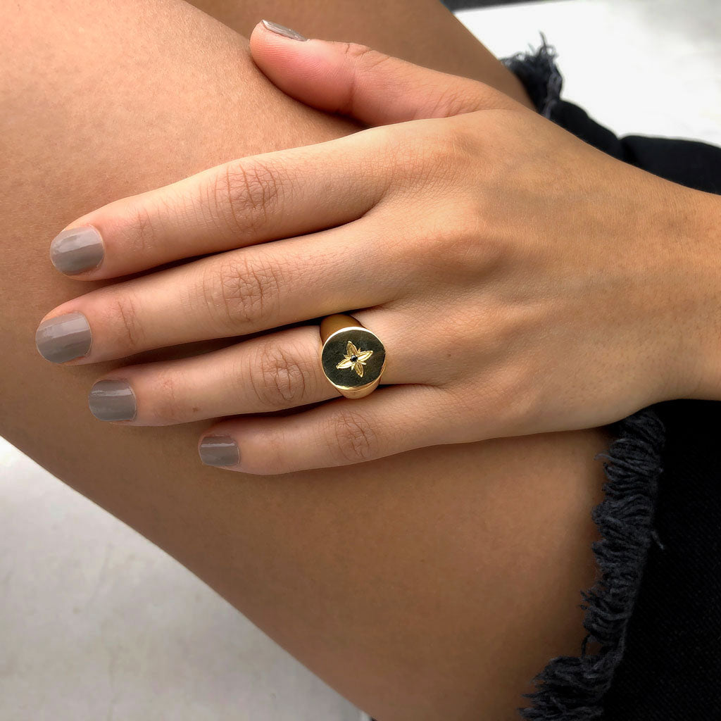 anillo familiar dorado grande estrella piedra negra joyas colombianas
